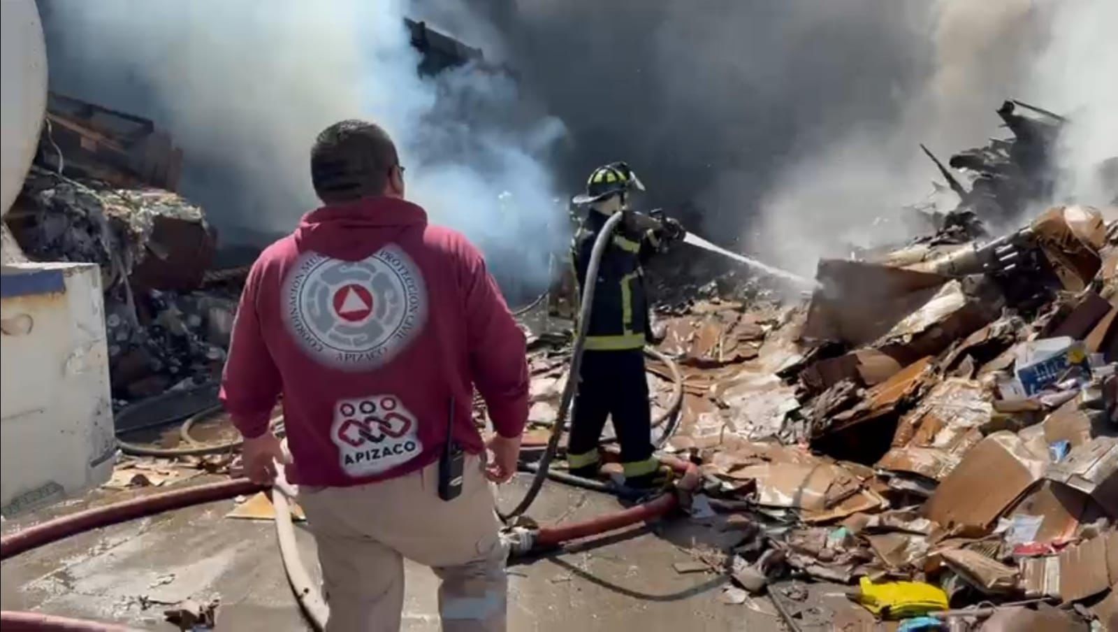 Protección Civil de Apizaco atiende incendio en recicladora de San Isidro